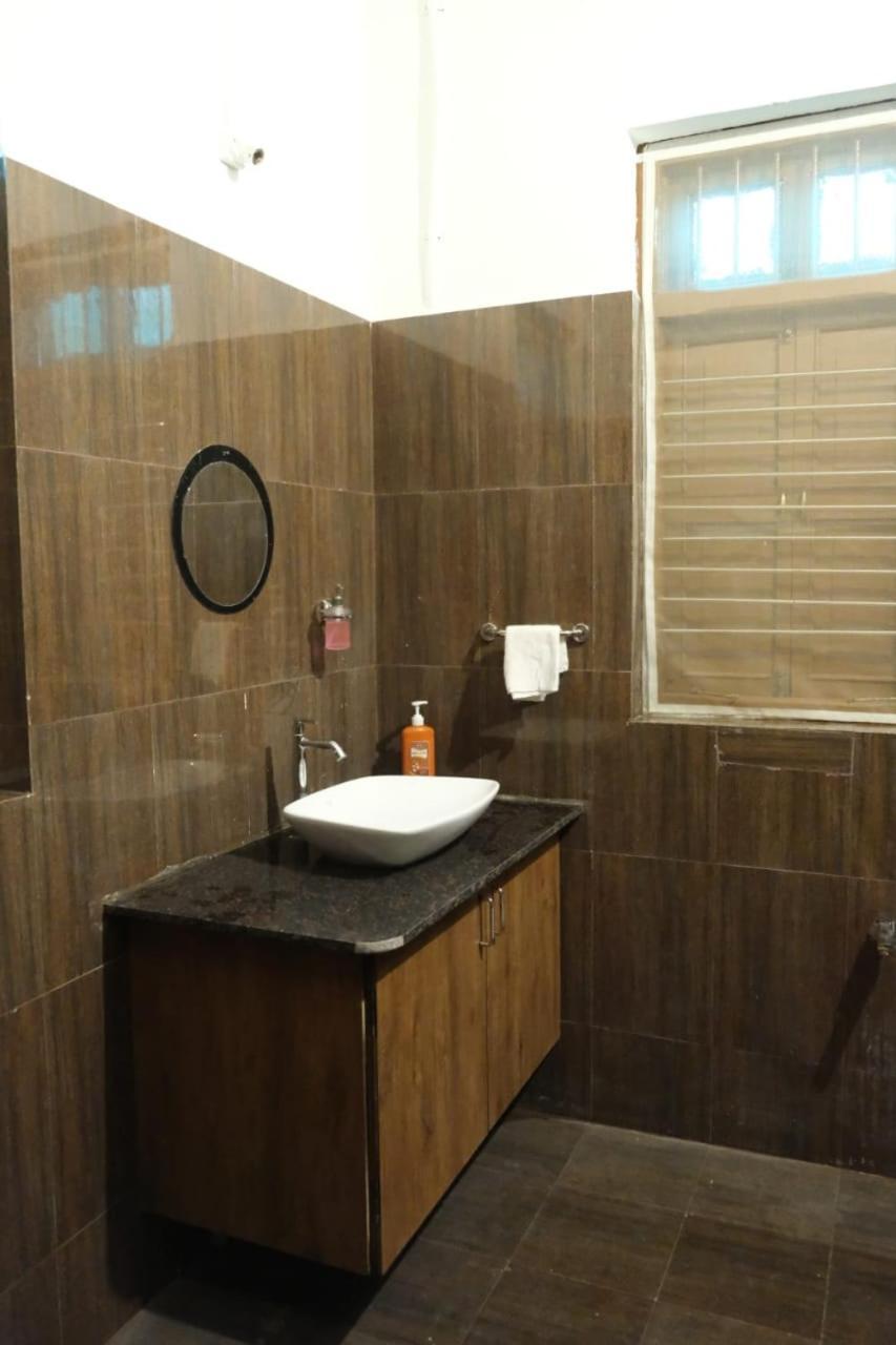 Hotel Ashirwad Junagadh Bagian luar foto
