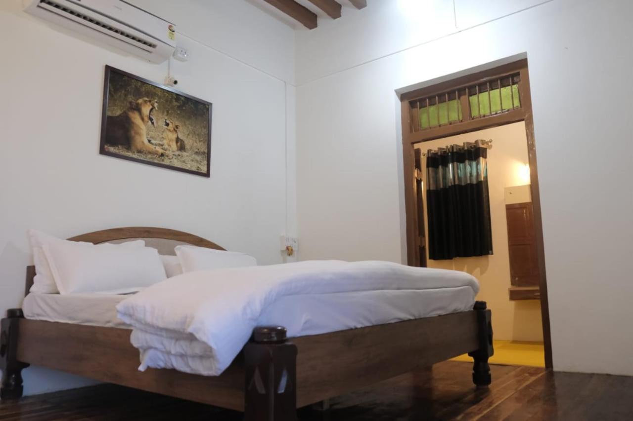 Hotel Ashirwad Junagadh Bagian luar foto