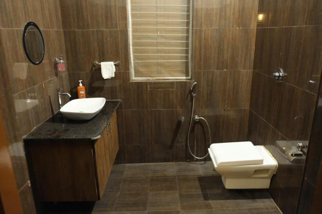 Hotel Ashirwad Junagadh Bagian luar foto